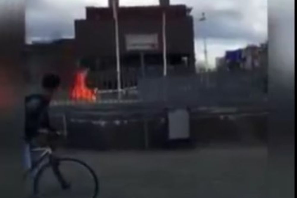 (UZNEMIRUJUĆI VIDEO) NIJE VIŠE MOGAO DA TRPI PONIŽAVANJE: Marokanac se zapalio pred sudom u Belgiji