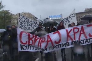 (VIDEO) PROTESTI, DAN 18: Dva demonstranta se umalo potukla, kolonu u Svetogorskoj gađali kupusom