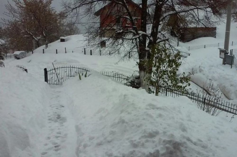 (VIDEO) NAPADALO PREKO METAR SNEGA: U Kladnju haos zbog hladnog talasa!