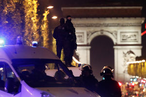 FOTKA KOJA SLAMA I NAJTVRĐA SRCA! Francuski policajci neutešni, plaču na ulici za stradalim kolegom!