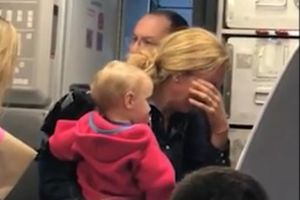 (VIDEO) SKANDAL NA LETU AMERIKAN ERLAJNZA: Stjuard udario majku s bebom i oteo joj kolica!