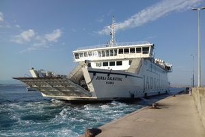 HRVATSKOM TRAJEKTU OTKAZALI MOTORI: Probio trup drugog trajekta, putnici evakuisani
