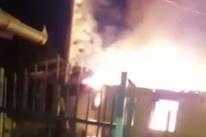 (KURIR TV) JUTRO UŽASA U SREMČICI: Jezivi snimak požara u kome je izgoreo mladić