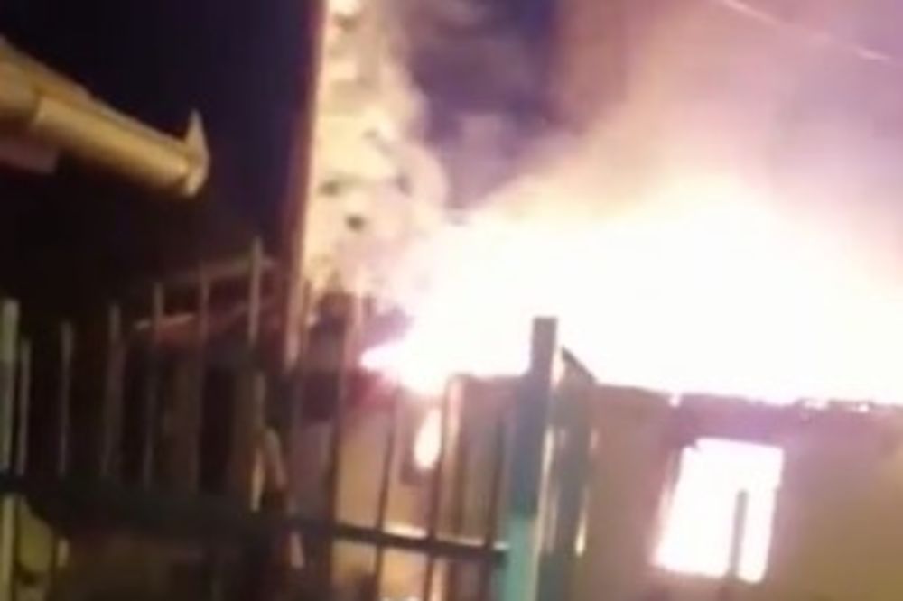 (KURIR TV) JUTRO UŽASA U SREMČICI: Jezivi snimak požara u kome je izgoreo mladić
