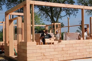 (VIDEO) MONTAŽNA KUĆA KAKVU JOŠ NISTE VIDELI: Evo kako se gradi kuća od drvenih cigala