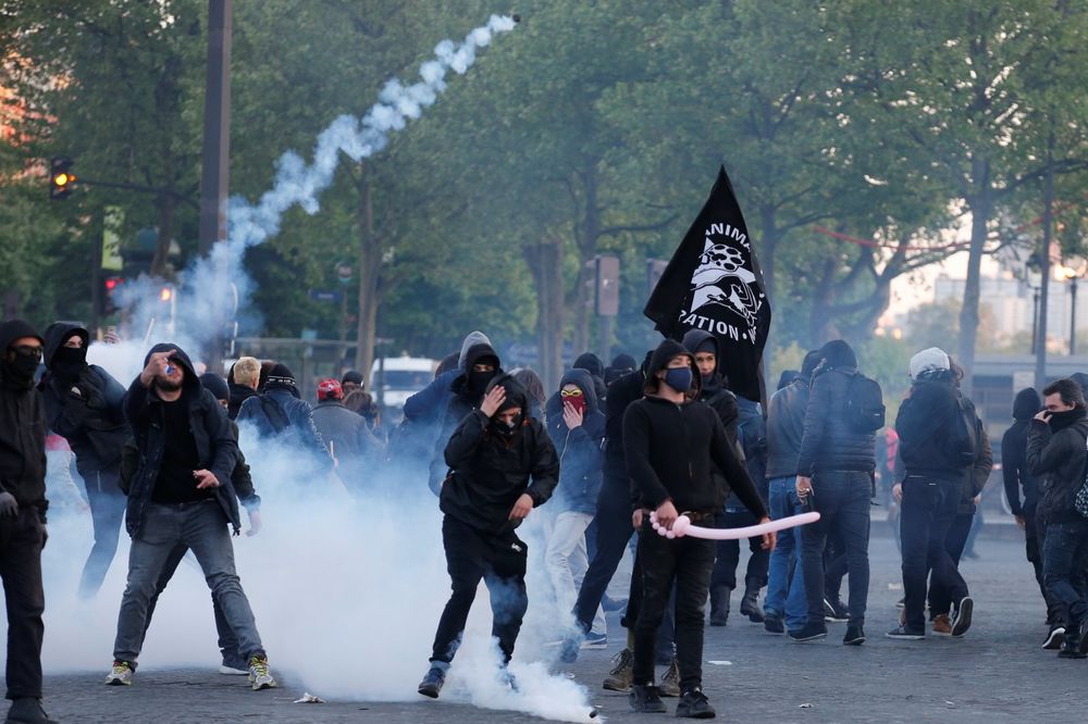 (VIDEO) POLITIČKA NUKLEARKA U FRANCUSKOJ: Le Pen vodi, SUKOBI policije i demonstranata