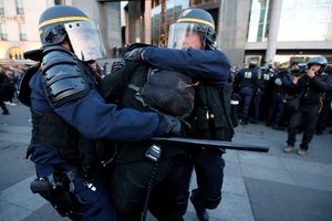 (VIDEO, FOTO) OPŠTI HAOS PO PARIZU: Uhapšeno čak 143 demonstranta na protestima povodom izbora
