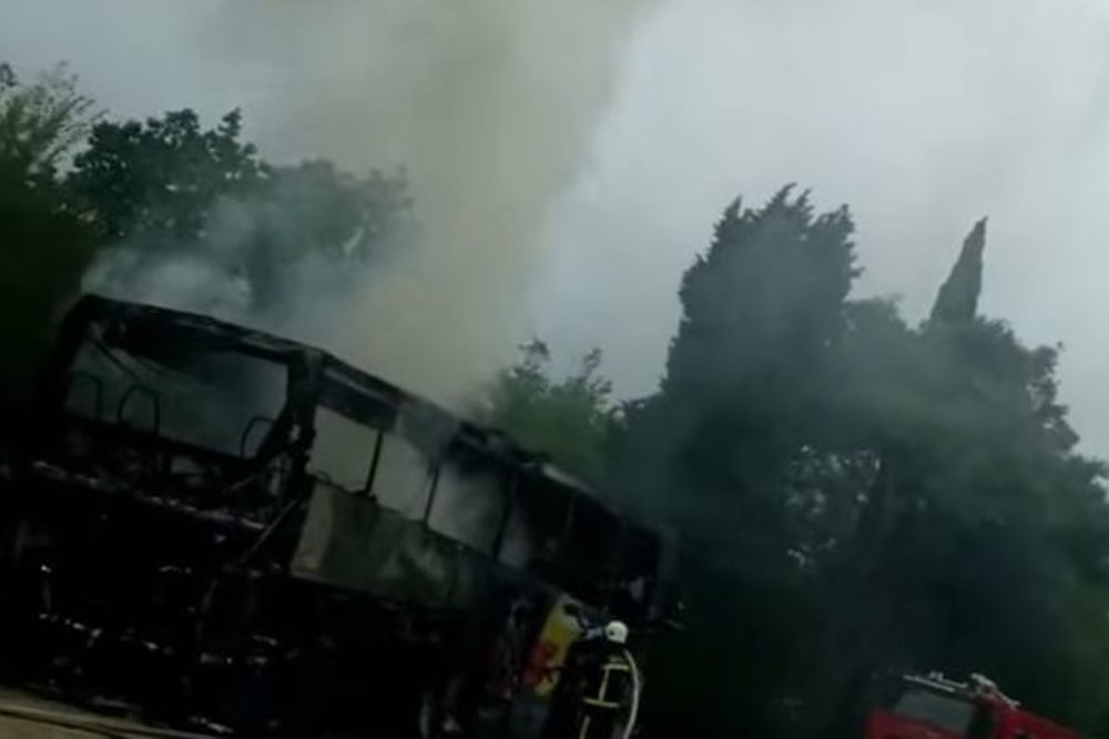 (VIDEO) ZAMALO AUTOBUS UŽASA: U Hrvatskoj izgoreo autobus, putnici srećom evakuisani