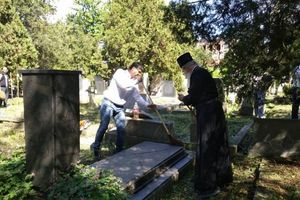 ZA PRIMER SVIMA: Vladika Teodosije, sveštenici i gradonačelnik očistili Staro groblje u Nišu