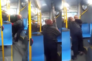 (VIDEO) BEZ STARCA NEMA UDARCA: Dva penzionera se potukla u autobusu, sevale štaka i pesnice