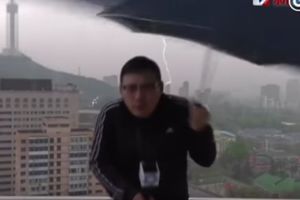 (VIDEO) OVO SE ZOVE BAKSUZ! Reportera udario GROM dok je izveštavao o vremenskim nepogodama