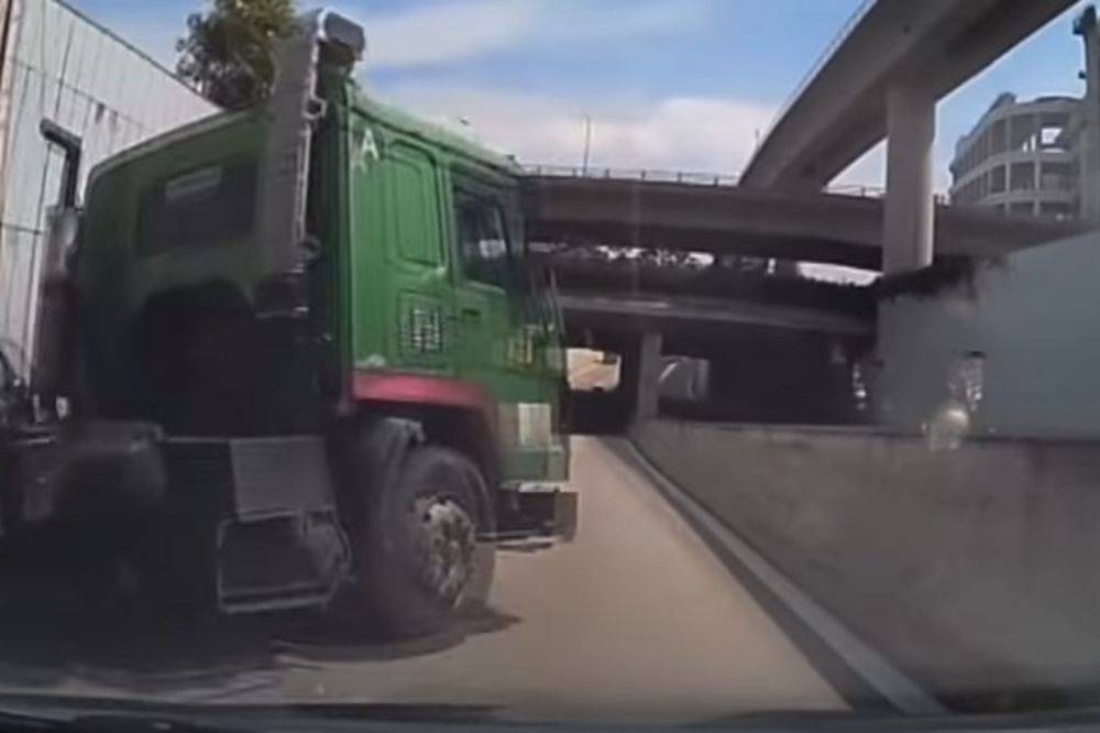 (VIDEO) ZASTRAŠUJUĆE! VOZIO KA POSLU I UMALO IZGUBIO GLAVU: Ogroman kamion NALETEO na njega niotkuda