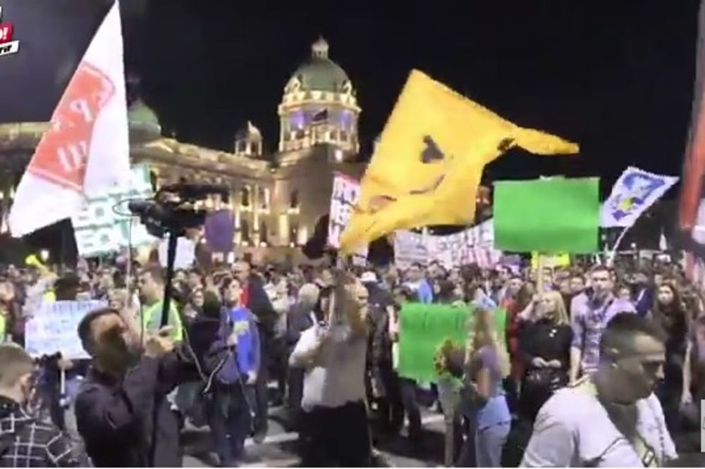 (KURIR TV) PROTEST, 23. DAN Hiljade demonstranata šetalo od Savamale do Skupštine Beograda