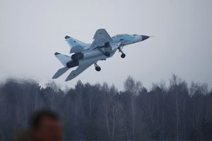 ČELIČNI OBRUČ RUSIJE: Još jedan avion ušao nepozvan, oterao ga Mig 31
