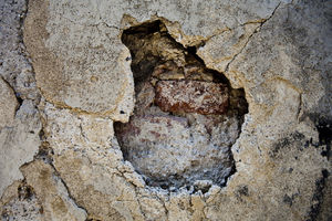 MISTERIOZNA POJAVA IZAZVALA PANIKU Otvorila se velika rupa uz zgradu studentskog doma u Tuzli