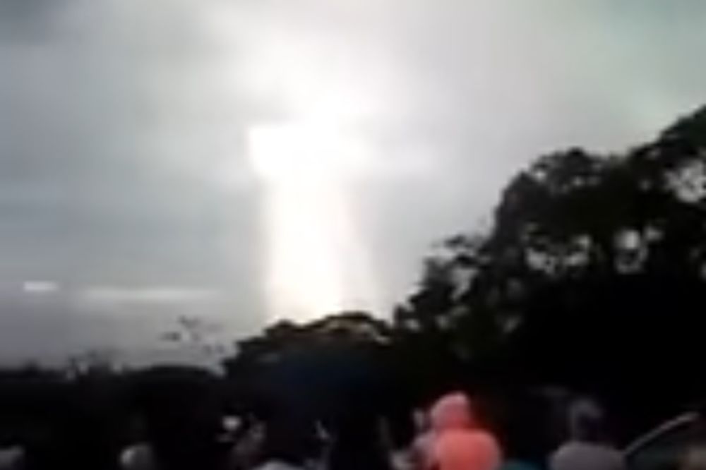 (VIDEO) UTEHA BLAŽENIMA: Figura Isusa Hrista ukazala se na nebu iznad kolumbijskog grada