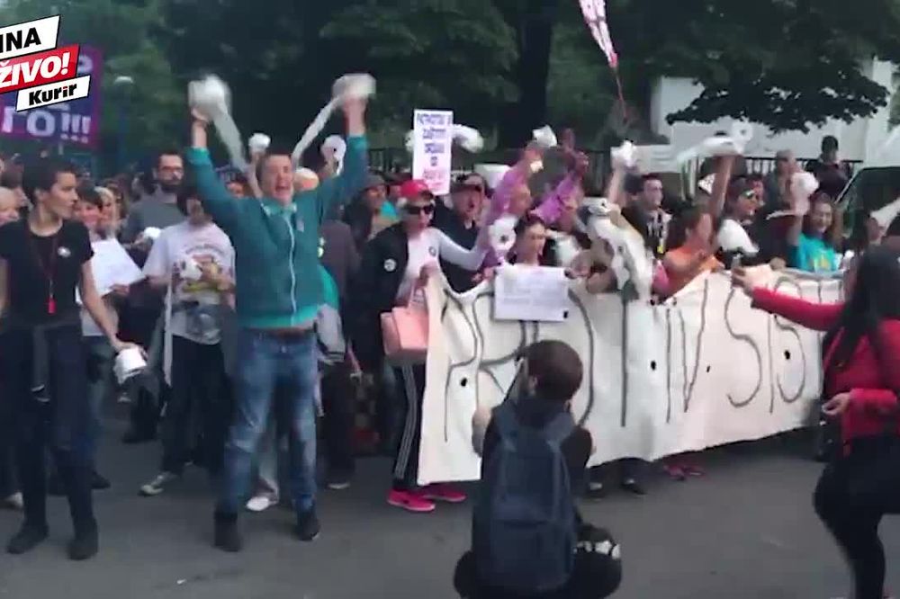 (UŽIVO, VIDEO), PROTESTI, 25. DAN: Demonstranti stigli pred RTS, zgradu gađaju toalet papirom