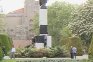 PROTEST ZBOG OSLOBAĐANJA ZLOČINCA: Spomenik zahvalnosti Francuskoj u Beogradu ZAVIJEN U CRNO