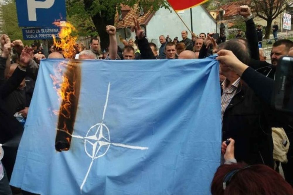 ZAVRŠEN  PROTEST OPOZICIJE PROTIV NATO: Protivnici ih na kraju mitinga zasuli KAMENICAMA