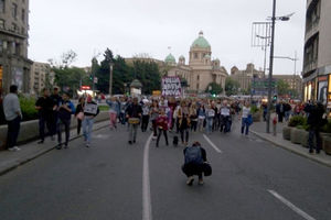 (UŽIVO, VIDEO), PROTEST 26. DAN: Večeras protestna šetnja od Skupštine Srbije do Rektorata