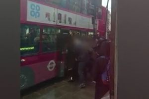 (VIDEO) DRAMA U LONDONU: Ženu sa burkom jedva uhapsilo PET POLICAJACA