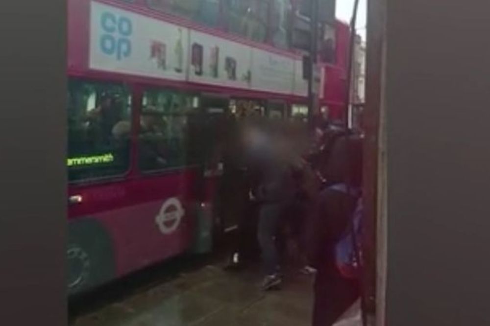 (VIDEO) DRAMA U LONDONU: Ženu sa burkom jedva uhapsilo PET POLICAJACA