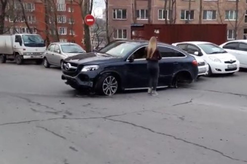 (VIDEO) SELA JE U SVOJ PRESKUPI AUTO: A onda je UNIŠTILA sve automobile na parkingu! Neverovatno!