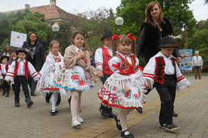 ONE SU MALE JEREMIJE, LUPAJU U POKLOPCE: Kikinda domaćin 11. festivala narodne tradicije