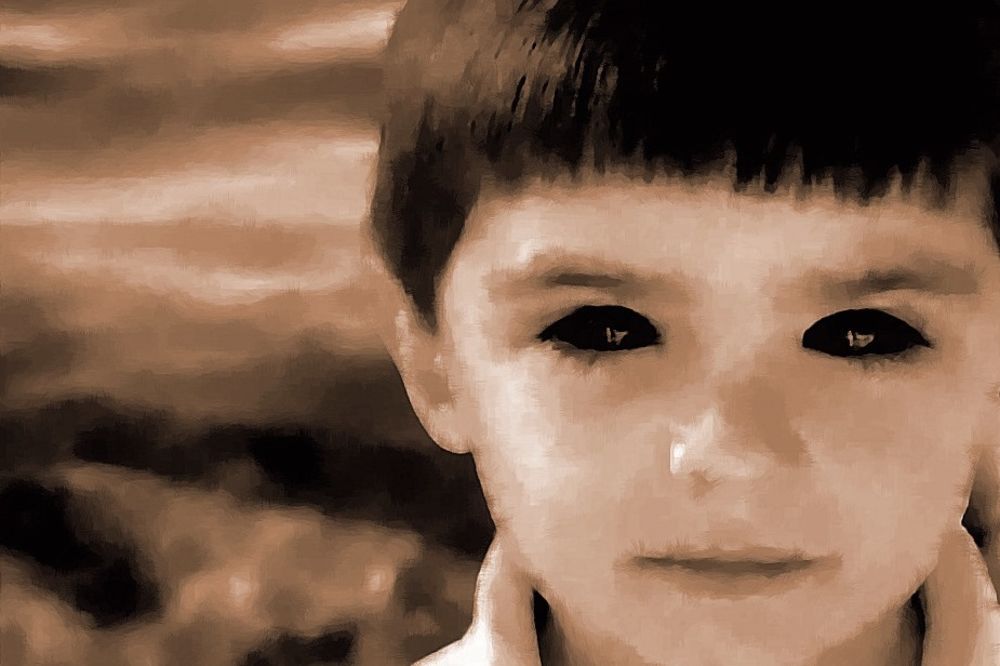 (VIDEO) SEJU STRAH GDE GOD DA KRENU: Misteriozna deca potpuno crnih očiju viđena u Evropi i SAD