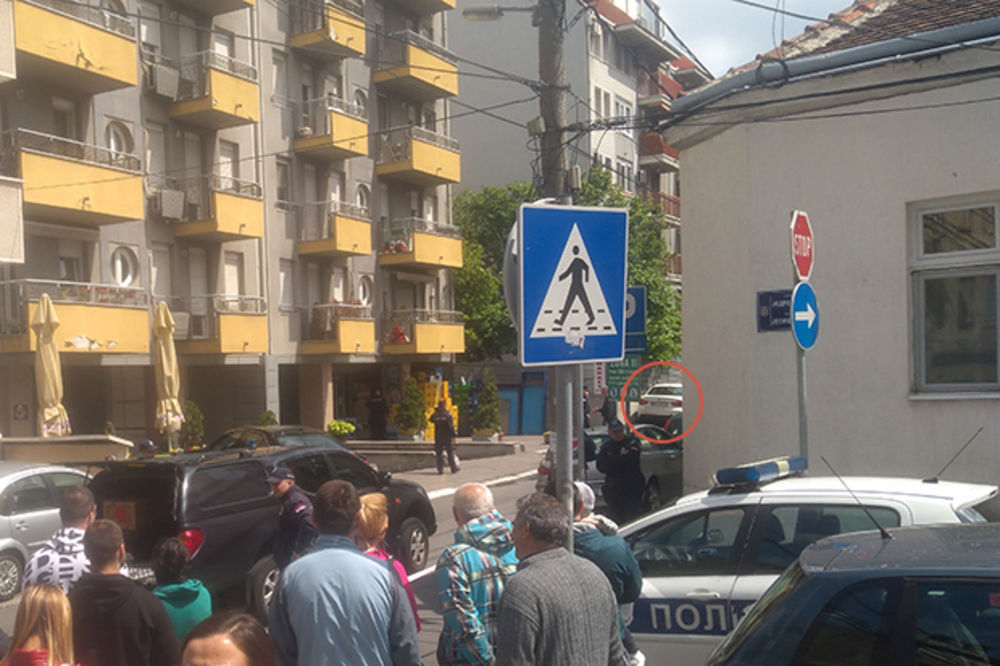 (FOTO) LAŽNA UZBUNA U ĐAKOVAČKOJ NA ZVEZDARI: Policija nije pronašla bombu ispod automobila!