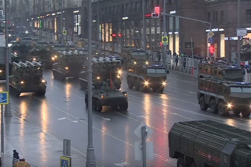 (VIDEO) POD NJIMA SE ZEMLJA TRESE! Ovako izgleda kad moćni RUSKI tenkovi prolaze centrom Moskve