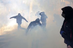 (FOTO,VIDEO) SUZAVAC I BATINJANJE U PARIZU: Demonstranti ZAPALILI POLICAJCE molotovljevim koktelima