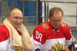 (VIDEO) PUTIN DOMINIRA NA LEDU: Pogledajte kako ruski predsednik RAZBIJA Francuza u hokeju