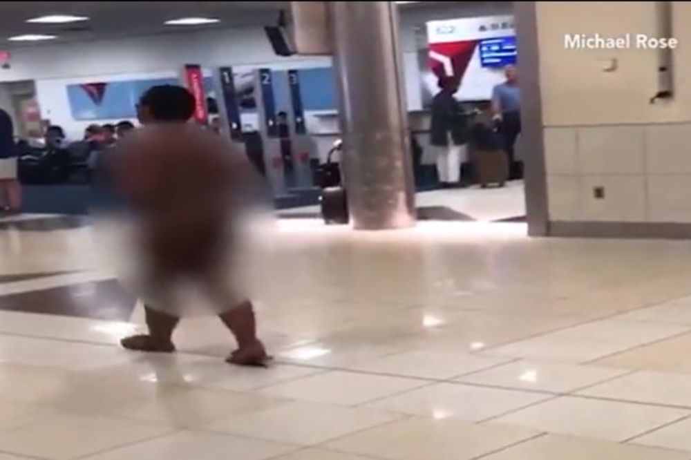(VIDEO 18+) NIKO NE ZNA ZAŠTO: Poptuno GOLA prošetala aerodromom pred masom ljudi