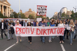 (UŽIVO, VIDEO) PROTESTI, 31. DAN: Večeras protestna šetnja do RIK i peglanje glasačkih listića