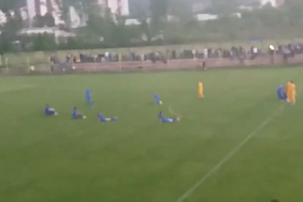 (VIDEO) NOVI SKANDAL U SRPSKOM FUDBALU: Besni suđenjem fudbaleri Jagodine iz protesta seli na travu