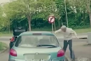 (VIDEO) BRUTALNA TUČA! Dvojica izašla iz kola da biju mladića, ali im ni bejzbolka nije pomogla
