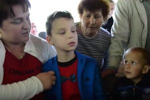(VIDEO) ĐURĐEVDANSKO ČUDO: Dečak se umio na izvoru Svetinja i PROGLEDAO! Prvi put video svoju MAJKU!