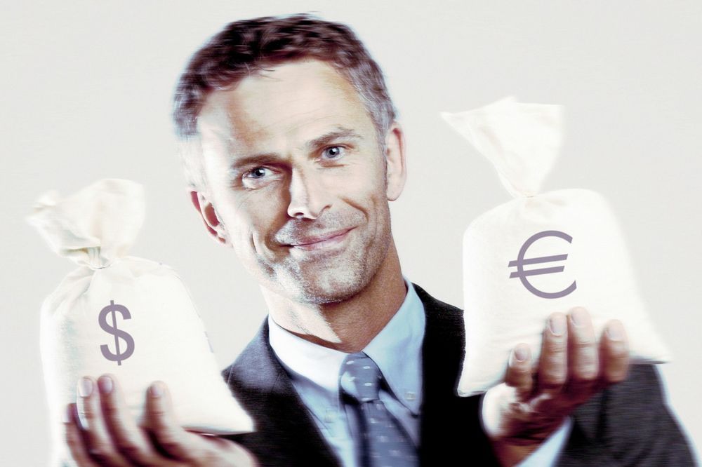 PRVE PROMENE U SVETU: Evro ojačao prema dolaru nakon Makronove pobede