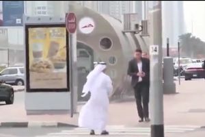 (VIDEO) IZNENADIĆETE SE: Pogledajte reakciju ljudi kada nekome ispadne novčanik u DUBAIJU!