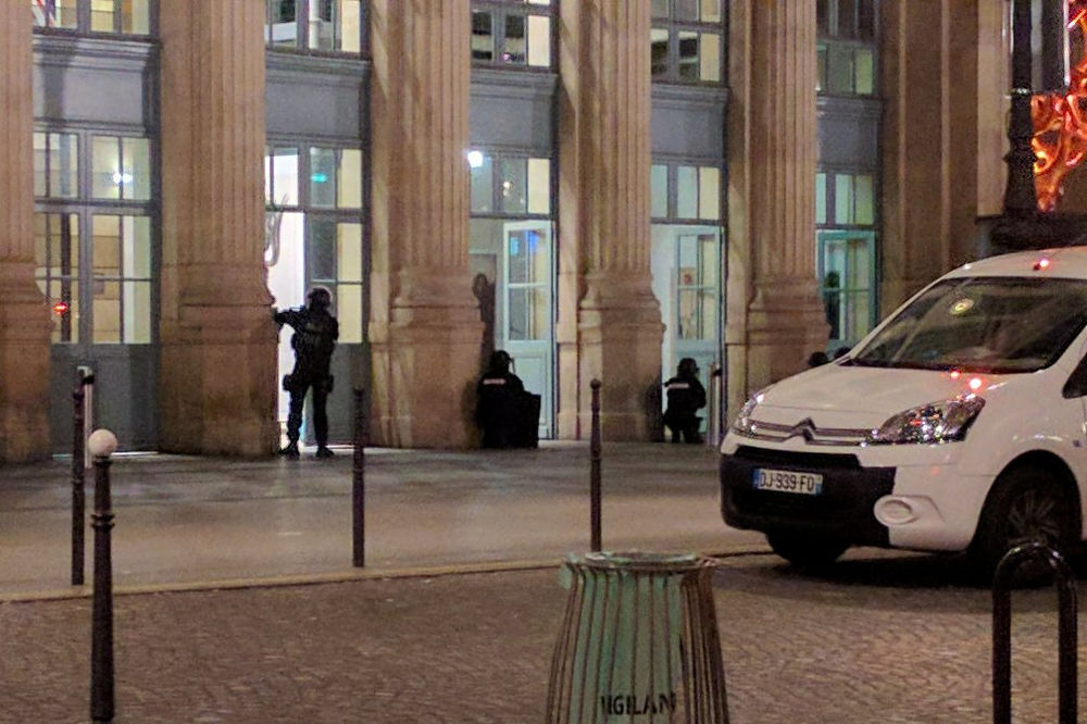 (VIDEO) PANIKA U PARIZU: Policija noćas evakuisala najprometniju železničku stanicu u Evropi!