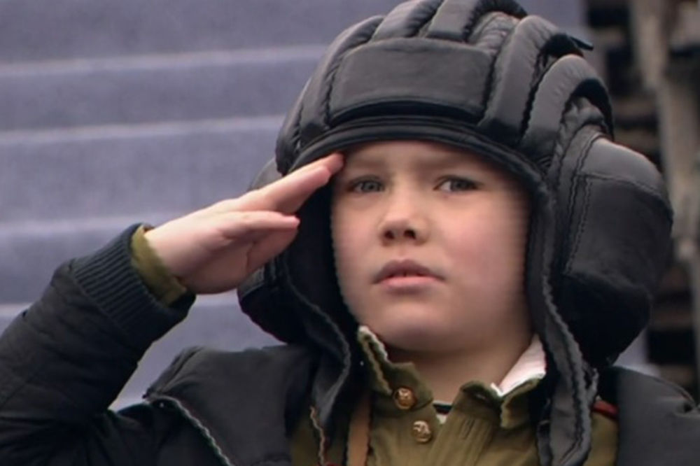 KADA SE SUSRETNU BUDUĆNOST I PONOS RUSKE NACIJE: I dečica na Crvenom trgu salutirala vojnicima