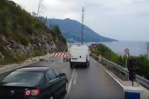 (VIDEO) ZA NJIH SEMAFOR NE VAŽI: Pogledajte kako BAHATI vozači prolaze KROZ CRVENO blizu Budve