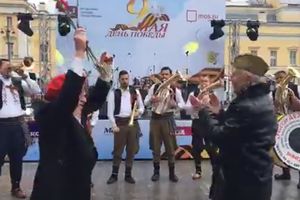 (VIDEO) SRPSKA TRUBA OSVOJILA RUSE: Biković poveo kolo u SRCU MOSKVE na Dan pobede!