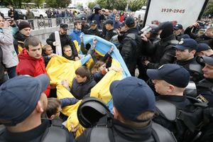 (FOTO, VIDEO) UKRAJINSKA SRAMOTA NA DAN POBEDE: Napali učesnike marša Besmrtnog puka!