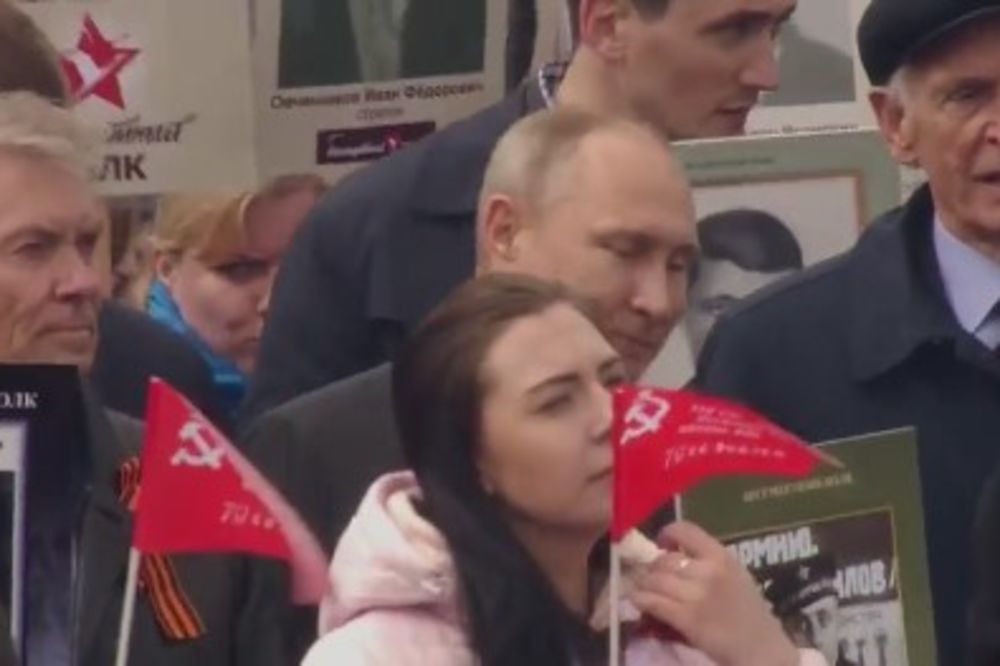 (VIDEO) PUTIN NA ČELU KOLONE: "Besmrtni puk" od 600.000 građana maršira Moskvom!
