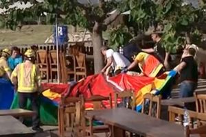 (VIDEO) HOROR U ŠPANIJI: Deca ispadala iz zamka na naduvavanje koji se otkačio i odleteo u vazduh!