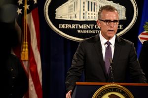ON JE PRIVREMENI DIREKTOR FBI: Dosadašnji Komijev zamenik, umešan u skandal sa Klintonovom