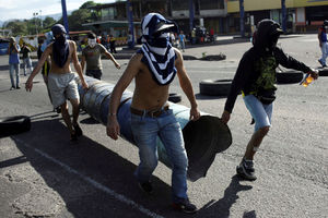 OVO JE GORE OD MOLOTOVLJEVOG KOKTELA! Demonstranti u Venecueli našli novo oružje u borbi s policijom
