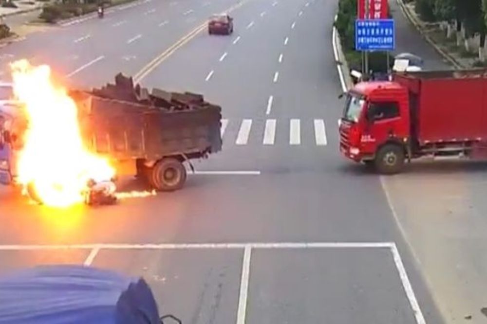 (VIDEO) ŽIVA BUKTINJA NA KINESKOM AUTOPUTU: Motorciklista naleteo na kamion i jedva se izvukao